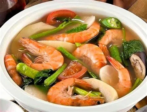  Sinigang na Hipon: Nồng đậm vị chua ngọt của nước dùng tamarind và độ tươi ngon của hải sản!