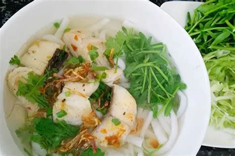  Bánh Canh Cá Thịt: Sự kết hợp hoàn hảo giữa vị ngọt thanh của cá và độ dai Qúa Ngon của sợi bánh canh!