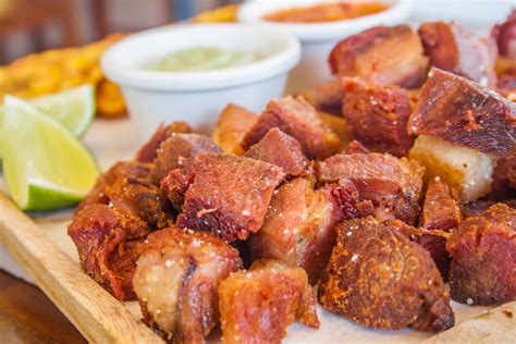  Chicharrón de Cerdo: Món Ăng Ngon Giòn Rụm Hoàn Hảo Cho Một Bữa Sáng Tươi Lạnh!