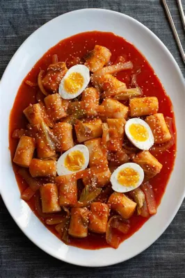  Ddeokbokki: Một Sự Kết Hợp Tuyệt Vời Giữa Sốt Cay Nồng Và Bột Lúa Tàn Mỏng!