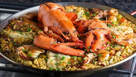  Paella Valenciana: Thịt Hải Sản Giòn Tan Kết Hợp Cơm Gạo Nêm Gia Vị Đậm Đà Bùng Noã Hương Vị!