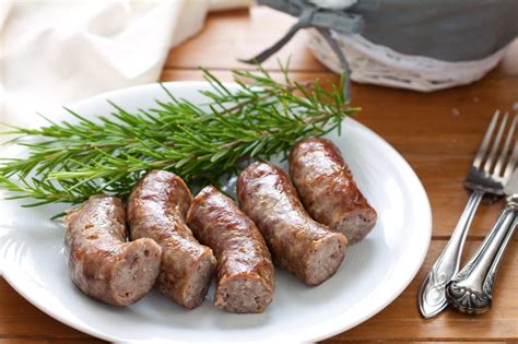  Salsiccia all Griglia: Một Món Ngon Chút Đắng, Một Vị Ngọt Đen Dày